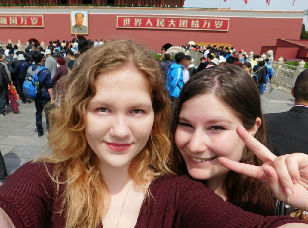 Aki und Chrissi vor der Verbotenen Stadt in Peking