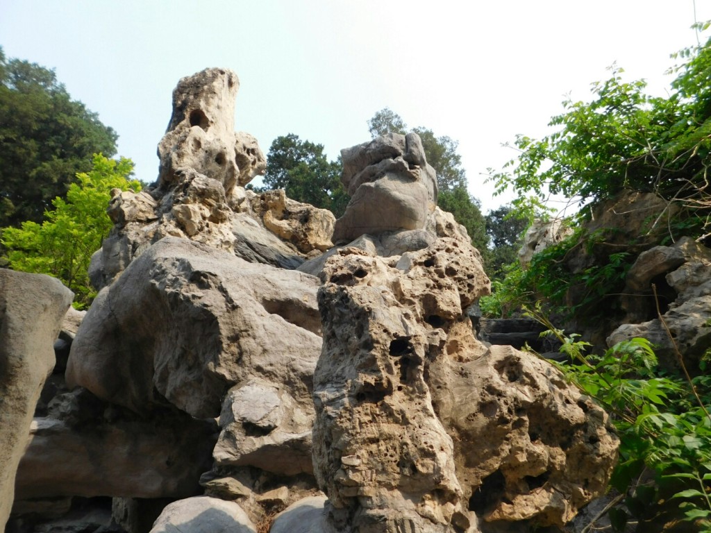 Eine Steinformation im Park des Kaiserpalastes in Peking