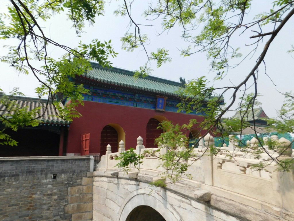 Brücke vor einem Gebäude in der Tiantan-Anlage